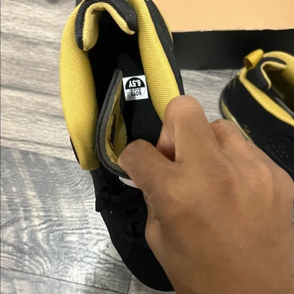 Jordan Kids Sneakers Black and Gold - Picture 3 of 11